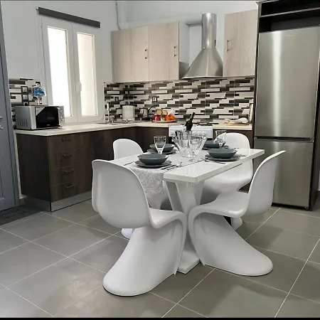 Thania's House ,4 Minutes From The Center Of Hermoulis * 埃尔莫波利斯