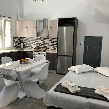 Thania's House ,4 Minutes From The Center Of Hermoulis Apartment