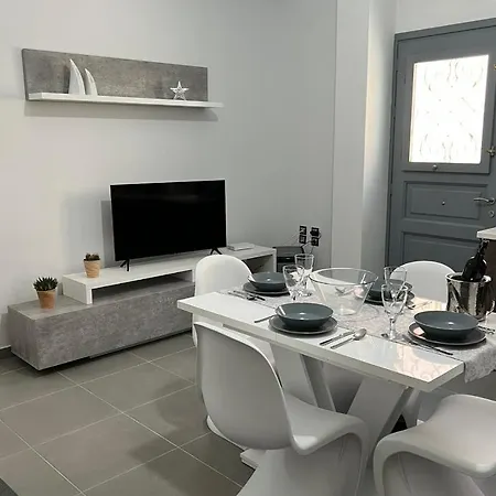 Thania's House ,4 Minutes From The Center Of Hermoulis Apartment *